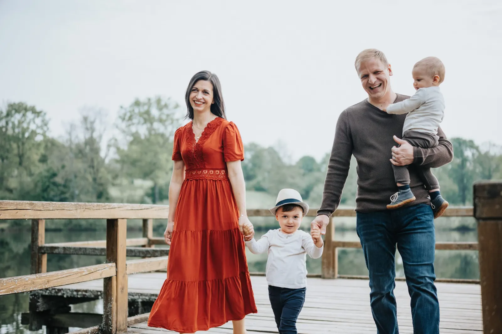Familie mit Kleinkind beim Familienshooting im Freien in der Region Trier